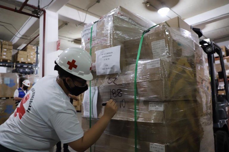 Trabajadores revisan la carga de ayuda humanitaria. 