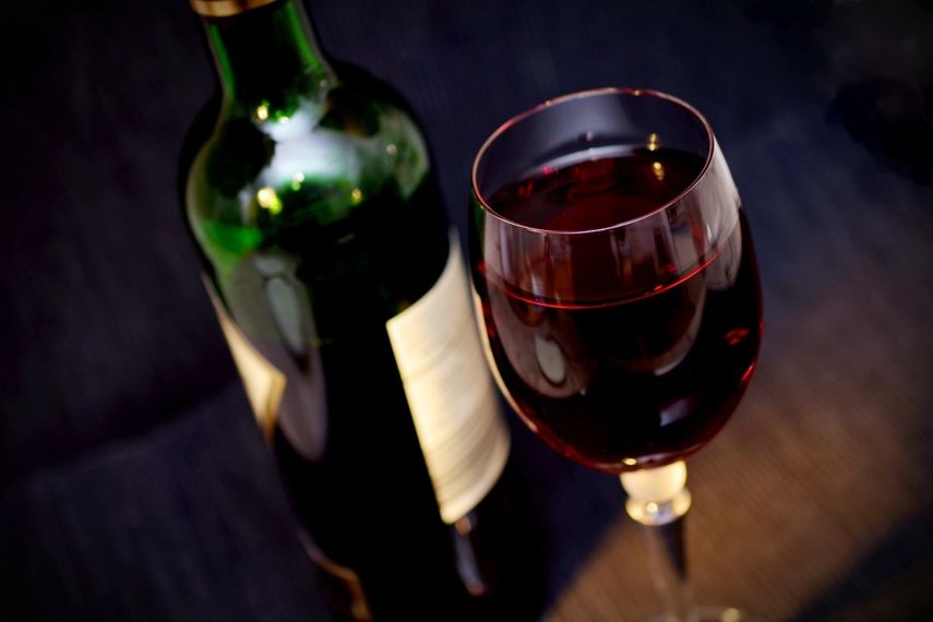 No está claro a cuántas personas afecta el dolor de cabeza provocado por el vino tinto, pero se trata de una afección bastante común