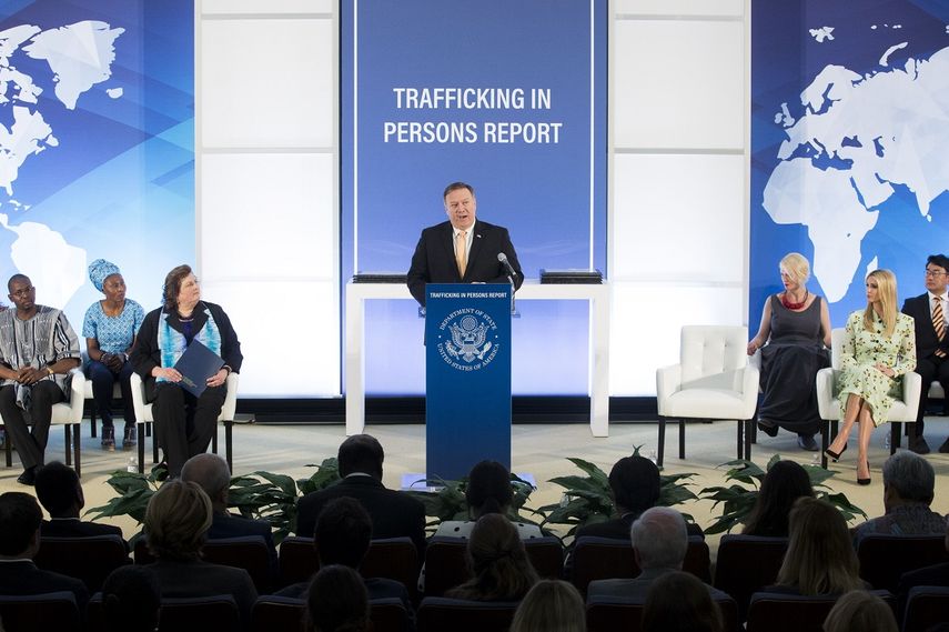 El secretario de Estado de EEUU, Mike Pompeo (c), habla en la ceremonia de presentación del Reporte de Trata de Personas 2018 en el Departamento de Estado en Washington, DC.&nbsp;&nbsp;