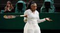 Serena Williams reacciona al perder contra la francesa Harmony Tan en primera ronda de Wimbledon 