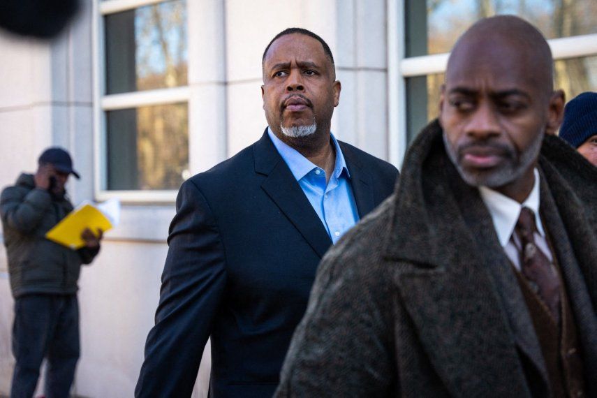 El exjugador de la NBA, Damon Jones, sale del Tribunal Federal de Brooklyn el 24 de noviembre de 2025 en la ciudad de Nueva York. Jones se declaró inocente el lunes de su presunta participación en esquemas de apuestas ilegales vinculados a la mafia que sacudieron a la NBA, según informaron los fiscales.