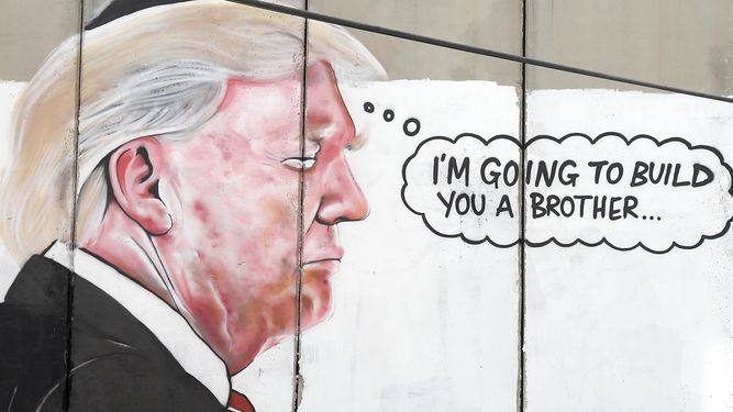Vista en detalle del grafiti del presidente estadounidense, Donald&nbsp;Trump, en el que se lee Te voy a construir un hermano, en el muro de separación que construyó Israel en la ciudad de Belén.
