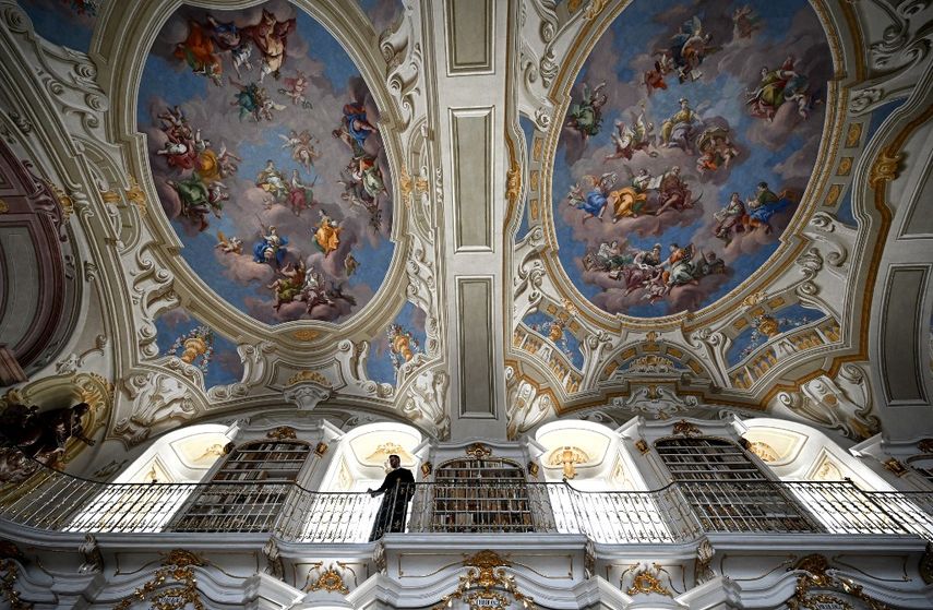 El padre Maximilian Schiefermueller en la biblioteca de la abadía benedictina de Admont, Austria, el 6 de diciembre de 2022.
