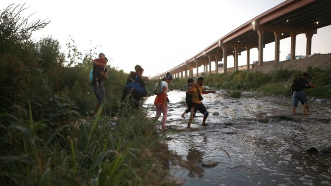 Migrantes venezolanos cruzan a pie el Río Grande en su camino hacia la frontera de Estados Unidos para entregarse a la patrulla fronteriza, desde Ciudad Juárez, México.