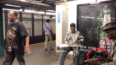 vagabundo sorprende con su voz al cantar uncahined melody en el metro