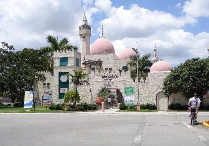 Vista frontal del ayuntamiento de Opa-locka (ARCHIVO)