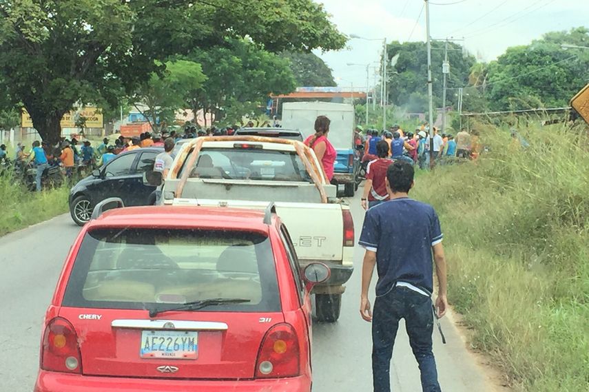Tintori viene de visitar el estado Barinas, donde denunció que en uno de los peajes del estado, efectivos de la guardia nacional la retuvieron durante casi una hora, lo que les impidió llegar a tiempo a una de las actividades que tenía prevista con los