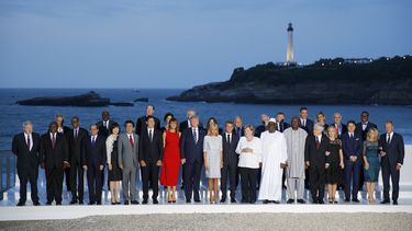 Los líderes del Grupo de los Siete y otros invitados posan para una foto grupal el domingo 25 de agosto de 2019, en Biarritz, Francia.&nbsp;
