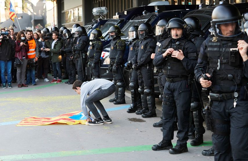 Dispositivo policial en los exteriores de la Estación de Sants de Barcelona durante la concentración de miembros de los Comités de Defensa de la República (CDR).&nbsp;