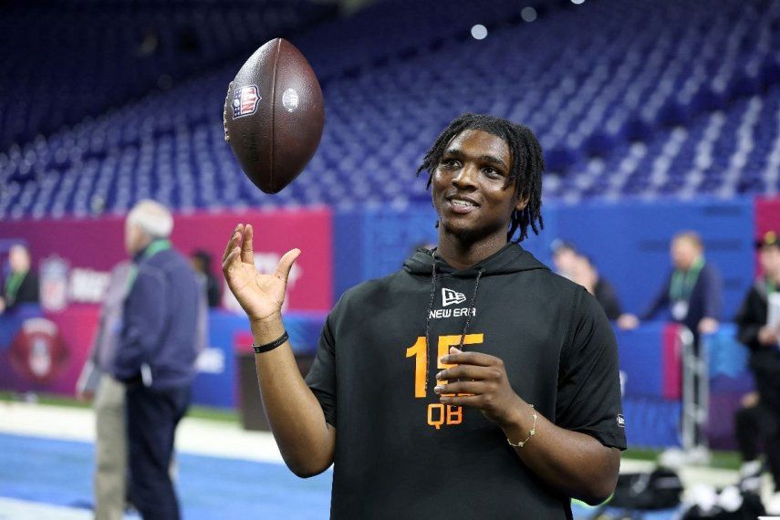 Cameron Ward #QB15 de Miami-FL se luce durante el Combinado de Talentos de la NFL en el Estadio Lucas Oil el 1 de marzo de 2025 en Indianápolis, Indiana. El mariscal se perfila para ser la primera escogencia del Draft 2025 de NFL Cameron Ward #QB15 de Miami-FL se luce durante el Combinado de Talentos de la NFL en el Estadio Lucas Oil el 1 de marzo de 2025 en Indianápolis, Indiana. El mariscal se perfila para ser la primera escogencia del Draft 2025 de NFL