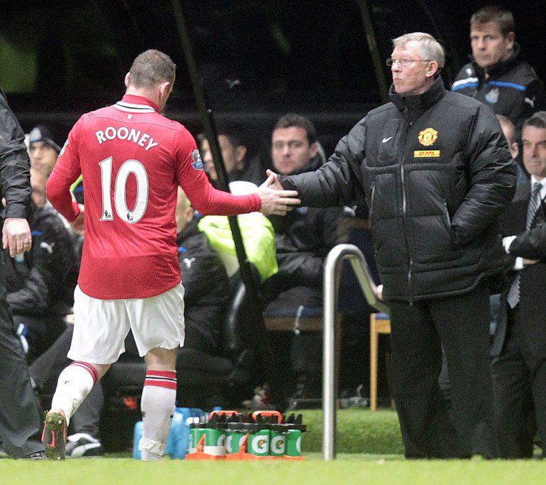 Wayne Rooney  saluda a Alex Ferguson en 2012 tras ser sustituido en un partido del Manchester United, equipo con el que pasó varios años de su carrera