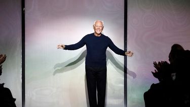 El diseñador de moda italiano Giorgio Armani saluda al público al final del desfile de Alta Costura primavera/verano 2018, el 23 de enero de 2018 en París. El gran diseñador italiano Giorgio Armani falleció a los 91 años rodeado de sus seres queridos, según anunció su compañía el 4 de septiembre de 2025. 