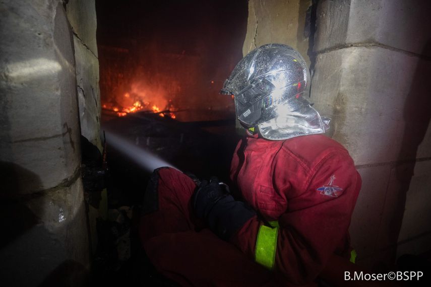 Bomberos&nbsp;trabajan en la extinción del incendio de la catedral de&nbsp;Notre&nbsp;Dame&nbsp;que se declaró este lunes en París (Francia).