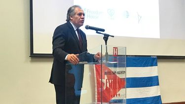 Luis Almagro, secretario general de la OEA, habla en su encuentro con opositores al régimen cubano en Lima, Perú.