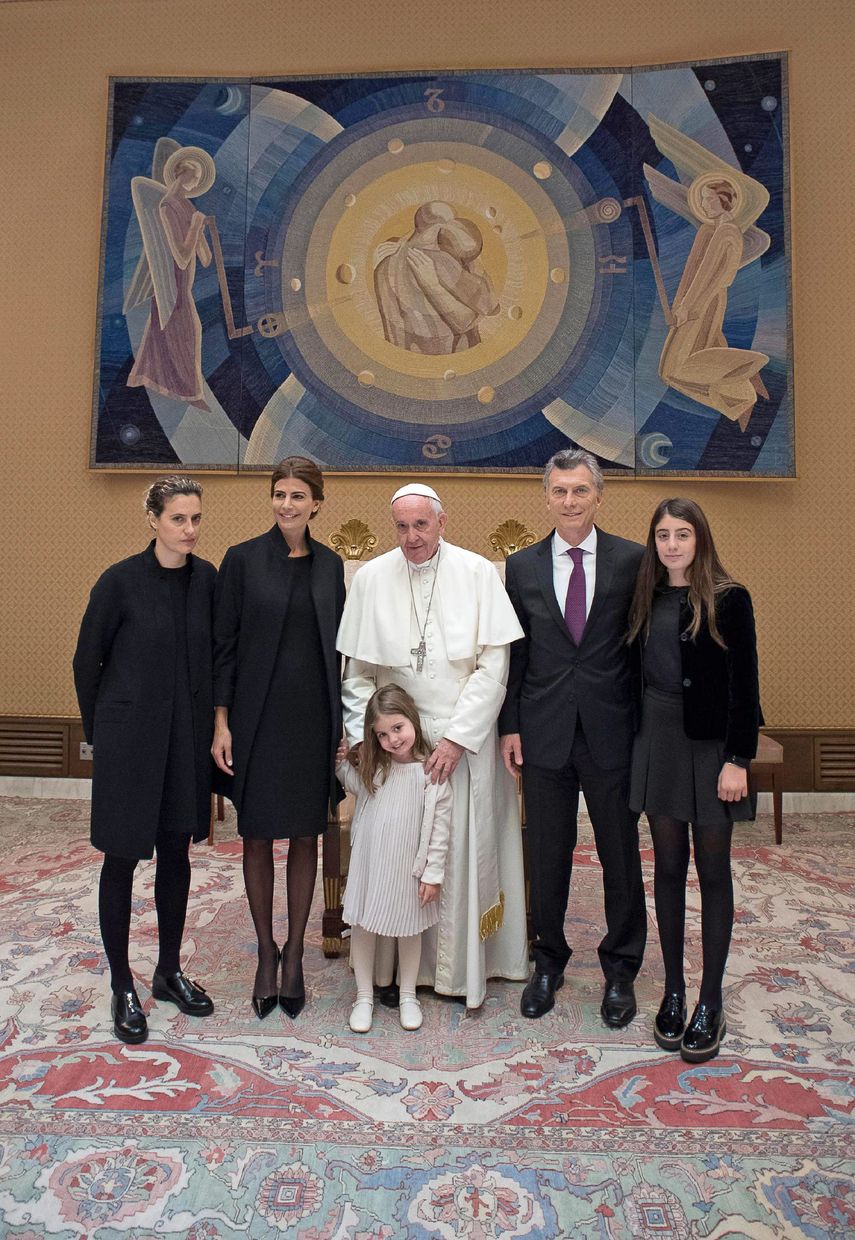 El presidente de Argentina y su familia con el papa Francisco&nbsp;