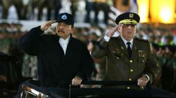 El dictador sandinista Daniel Ortega y el jefe del Ejército Julio César Avilés.