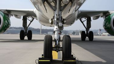 Hallan en Miami a hombre escondido en el tren de aterrizaje de un avión