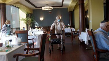 May Nast llega a cenar a RiverWalk, un centro de vivienda independiente para personas de la tercera edad, en Nueva York.