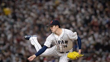 El japonés Roki Sasaki lanza durante el partido de la ronda B del Clásico Mundial de Béisbol (WBC) entre Japón y la República Checa en el Tokyo Dome en Tokio el 11 de marzo de 2023. El lanzador tiene hasta el 23 de enero de 2025 para poder firmar con un equipo de MLB