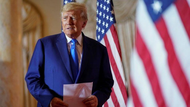 El expresidente Donald Trump se dispone a hablar en su finca de Mar-a-lago, en Palm Beach, Florida.