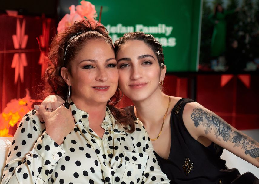Gloria y Emily Estefan posan durante una entrevista con Diario Las Américas.&nbsp;