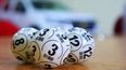 Primer plano de bolas de lotería numeradas sobre una mesa&nbsp;