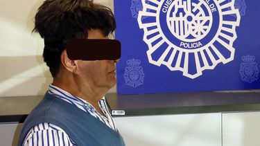 La Policía Nacional interceptó a finales del mes de junio en el Aeropuerto de Barcelona a un ciudadano colombiano, procedente de Bogotá, que llevaba camuflado más de medio kilo de cocaína bajo su peluca.
