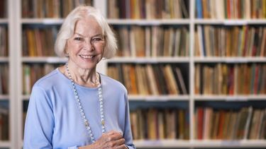 Ellen Burstyn posa en la Biblioteca Paul Newman en el Actors Studio en Nueva York, el 28 de septiembre de 2019. Burstyn interpreta a una mujer obligada a pasar un tiempo en un hogar para ancianos en la película de próximo estreno Queen Bees.&nbsp;