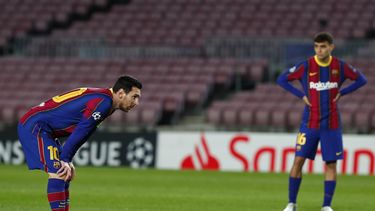 Lionel Messi de Barcelona, ​​a la izquierda, durante el partido de fútbol del grupo G de la Liga de Campeones entre el FC Barcelona y el Dynamo Kyiv en el estadio Camp Nou de Barcelona, ​​España, el miércoles 4 de noviembre de 2020