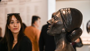 Un visitante mira un busto que representa a la diva María Callas, durante la inauguración oficial del Museo María Callas en el centro de Atenas, el 25 de octubre de 2023.   