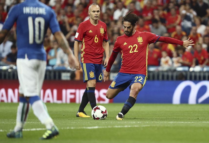 Isco cobra el tiro libre en la que anotó el primer gol de los españoles.&nbsp;