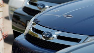 Detalle de un auto Ford en un concesionario en EEUU.