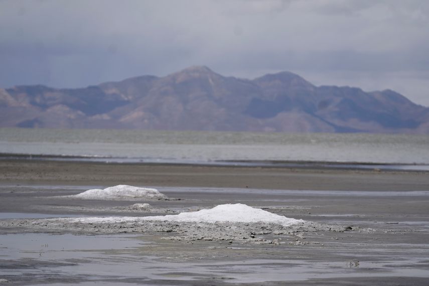 Montículos de mirabilita en el Gran Lago Salado, el 3 de mayo de 2022, cerca de Salt Lake City, Utah.&nbsp;