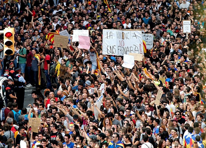 Miles de personas se manifiestan por el centro de Barcelona apoyando la jornada de paro, avalada por algunos sindicatos, entidades soberanistas y otras formaciones , en protesta por la actuación policial durante el referéndum organizado el domingo por la Generalitat a pesar de la suspensión del Tribunal Constitucional.&nbsp;&nbsp;