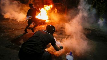 En esta imagen, tomada el 29 de enero de 2020, manifestantes protestan por la muerte de Jorge Mora, un aficionado de Colo Colo que fue atropellado por una camioneta policial, con choques con agentes en el vecindario de Pudahuel, en Santiago, Chile.&nbsp;