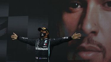 Lewis Hamilton del equipo Mercedes celebra su victoria en el Gran Premio de Portugal, el domingo 25 de octubre de 2020.&nbsp;