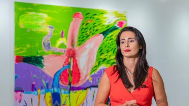 La artista Gabriela Martínez, junto a una de sus obras que expone en la muestra In Full Bloom,&nbsp;que se puede visitar en el Museo de Arte Contemporáneo de las Américas, en Kendall, Miami.&nbsp;