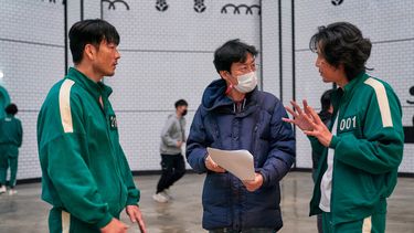 Esta foto de archivo sin fecha recibida por cortesía de Netflix muestra al director Hwang Dong-hyuk (C) dirigiendo al actor Lee Jung-jae (R) durante una escena de la primera temporada de Squid Game de Corea del Sur. 