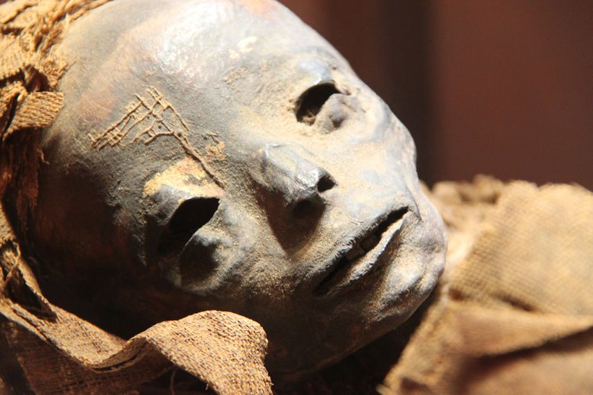 Antiguo manual egipcio con nuevos secretos de momificación