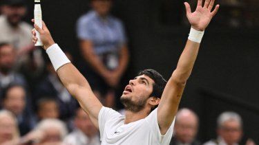El español Carlos Alcaraz celebra su victoria contra el ruso Daniil Medvedev durante su partido de tenis de semifinales en el duodécimo día del Campeonato de Wimbledon 2023. &nbsp;