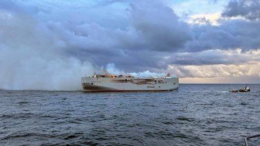 Humo y llamas se elevan de un carguero en el Mar del norte, unos 27 kilómetros (17 millas) al norte de la isla holandesa de Ameland, el miércoles 26 de julio de 2023. Wednesday, July 26, 2023. Un carguero que llevaba casi 3.000 autos ardía fuera de control el miércoles en el Mar del Norte, en un incendió que dejó un tripulante muerto y varios heridos, según los guardacostas holandeses, que trataban de evitar que el barco se hundiera cerca de un importante hábitat para aves migratorias.&nbsp;