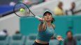 Emma Raducanu, de Gran Bretaña, regresa una volea de Bianca Andreescu, de Canadá, en el primer set durante el torneo de tenis Miami Open, el miércoles 22 de marzo de 2023, en Miami Gardens, Florida.&nbsp;