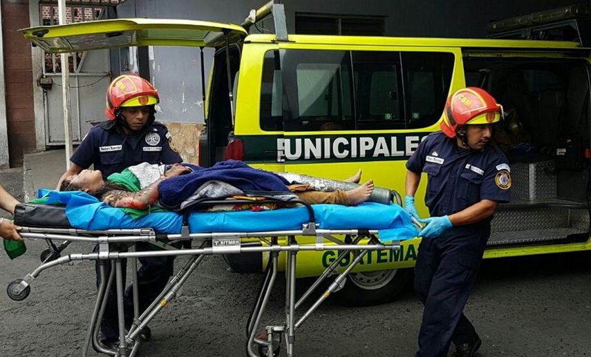 Momento en el que los rescatistas trasladaban a una de las víctimas del incendio en el Hogar Seguro Virgen de la Asunción, ubicado en San José Pinula, a una instalación hospitalaria.