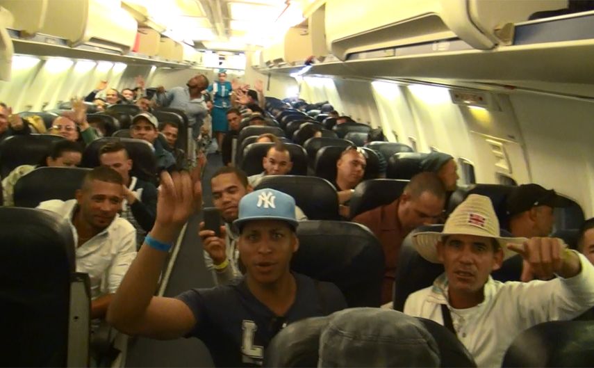 Los cubanos saludan a las autoridades costarricenses minutos antes de partir. (CORTESÍA/GOB. CR)