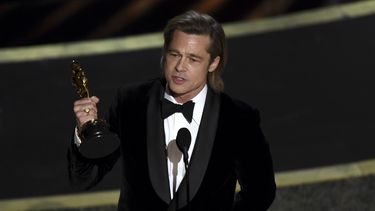 Brad Pitt recibe el premio a mejor actor de reparto por Once Upon a Time in Hollywood en los Oscar el domingo nueve de febrero de 2020 en el Teatro Dolby, en Los Angeles.