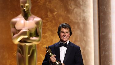 El actor y productor estadounidense Tom Cruise posa con su Premio Óscar Honorífico en el escenario durante la 16ª edición de los Premios Governors en el salón de baile Ray Dolby del Ovation Hollywood en Los Ángeles el 16 de noviembre de 2025.