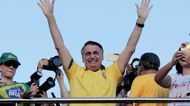 El expresidente de Brasil (2019-2022), Jair Bolsonaro, saluda a sus seguidores durante una marcha para exigir amnistía para las personas condenadas por una fallida insurrección de derecha el 8 de enero de 2023, en Brasilia, Brasil, el 7 de mayo de 2025.