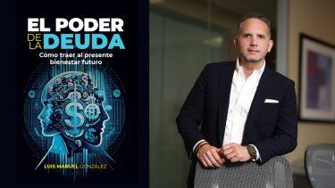 Luis Manuel González junto a la portada de su libro El poder de la deuda: cómo traer al presente bienestar futuro.