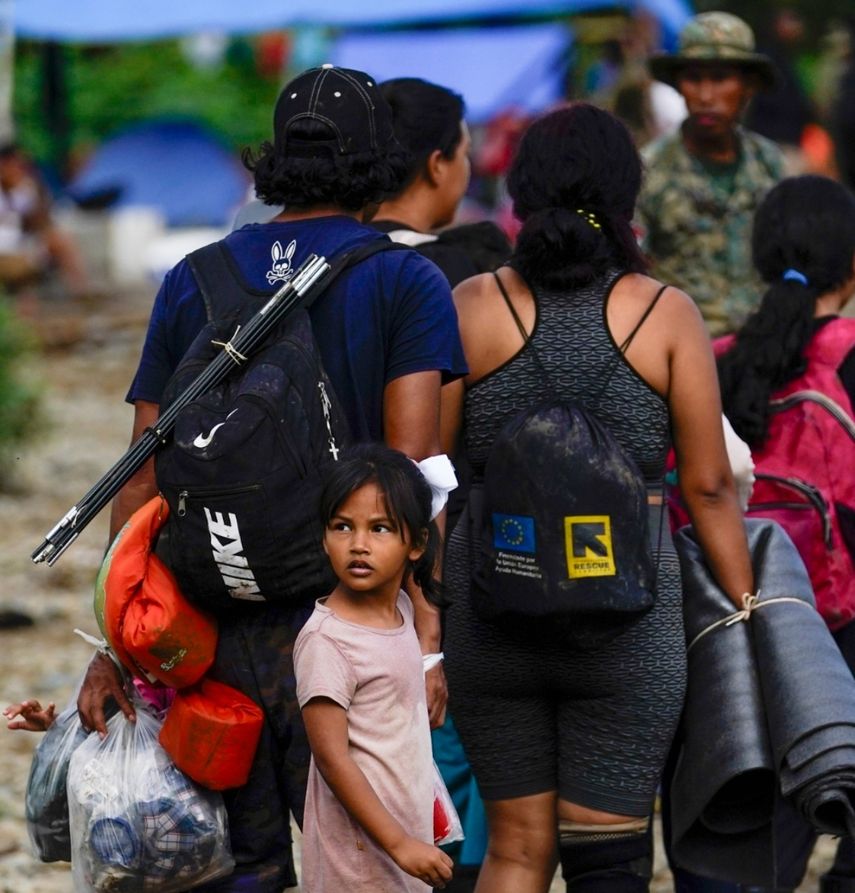 Migrantes en su ruta hacia el norte toman botes a motor para seguir el recorrido, en Bajo Chiquito, en la provincia de Darién, Panamá, el jueves 5 de octubre de 2023, tras atravesar a pie por el Tapón del Darién desde Colombia.