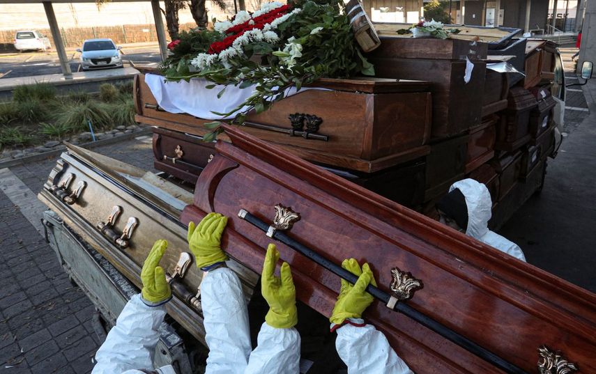 &nbsp; Los trabajadores recogen y apilan los ata&uacute;des de las personas que han sido cremadas recientemente en medio de la pandemia del nuevo coronavirus en el cementerio de La Recoleta en Santiago, Chile, el martes 30 de junio de 2020.&nbsp;